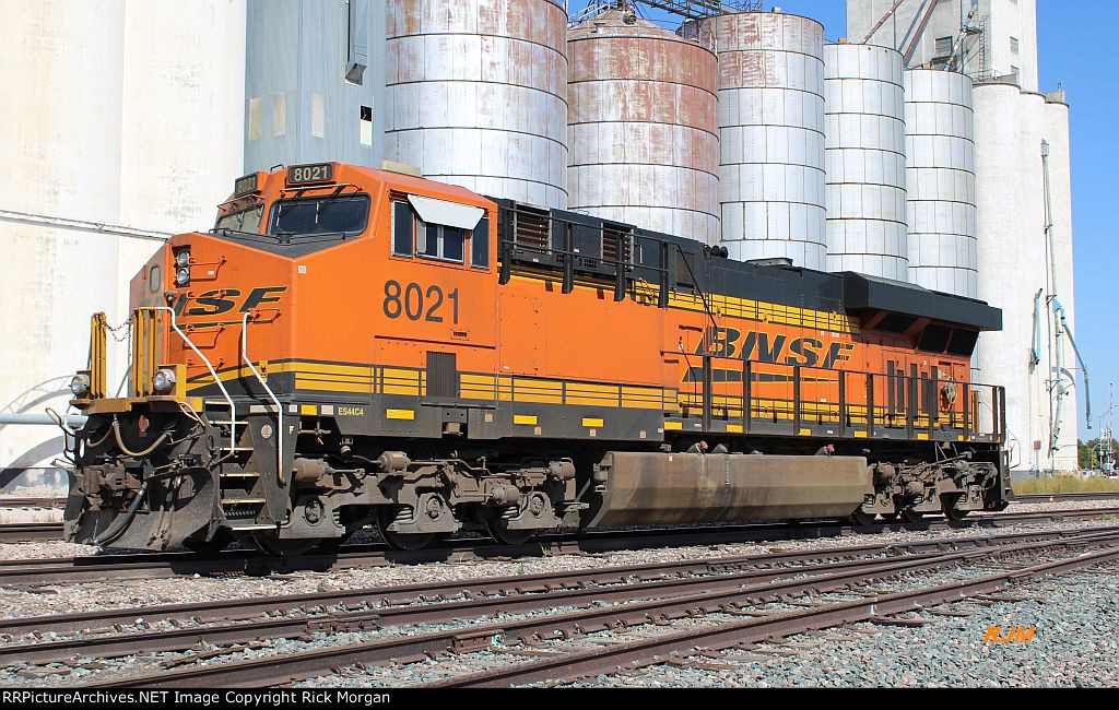 BNSF ES44C4 8021